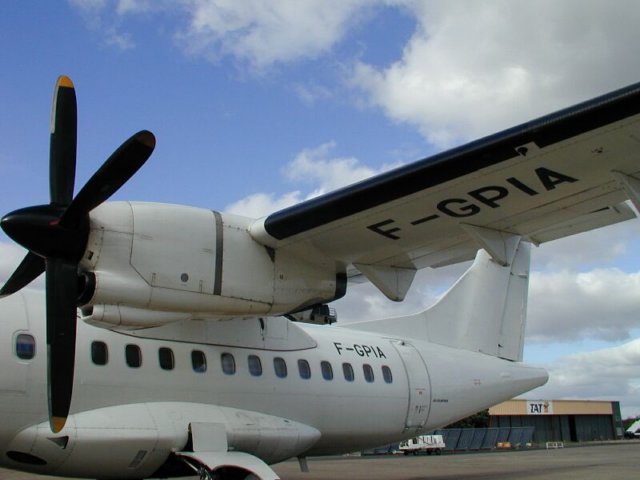 ATR42 FGPIA devant le hangar de TAT