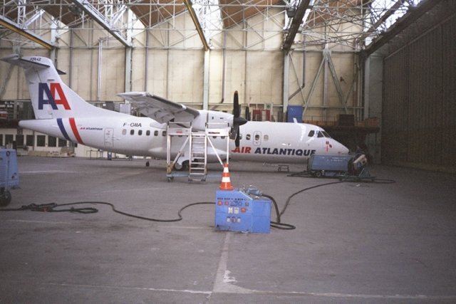 ATR42 FGIIA en entretien dans le hangar
