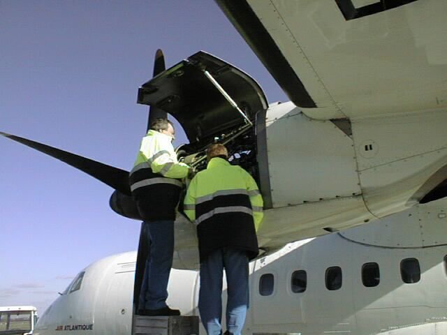 ATR42 FGPZB en maintenance en escale